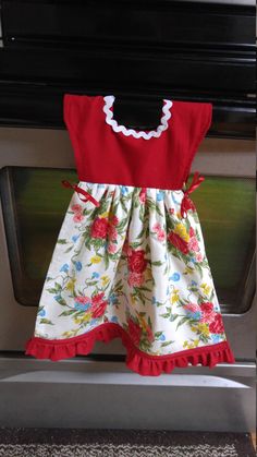 Pioneer Woman Kitchen Sweet Rose print towel red top and red ruffle hangs over the oven door has RIBBON ties and is double sided overall lenght is 18" Kitchen Towels Hanging, Diy Sewing Gifts, Pioneer Woman Kitchen, Towel Dress, Craft Apron, Towel Crafts, Hand Towels Bathroom, Small Sewing Projects, Kitchen Crafts