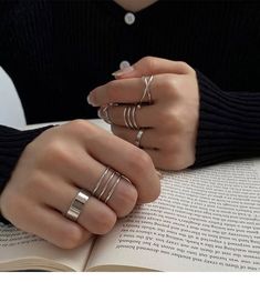 Ring Astethic, Emo Rings, Thick Rings, Girl Emo, Jewelry Alternative, Witchy Grunge, Hand Jewelry Rings, Goth Ring, Aesthetic Goth