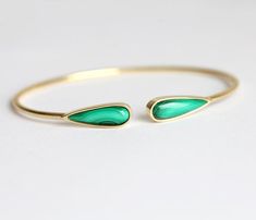 A gold malachite cuff bracelet. This is a 14k solid gold bangle bracelet with pear-shaped malachite stones. ★Details Gemstones: malachite Shape: pear Size: approx. 17 x 5.5 mm Thickness: approx. 2 mm Gold weight: 11.5 - 13 g Material: 14k solid yellow gold, white gold, rose gold or 18k Gold Bracelet Bangle, Diamond Carat Size, Solid Gold Bangle, Shiny Bracelets, Diamond Bracelet Design, Malachite Bracelet, Trend Jewelry, Solid Gold Bracelet, Classic Bracelets