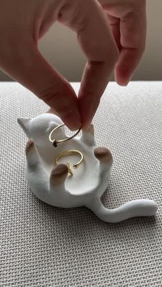 Air Clay Ring Holder, Air Dry Clay Cat Sculpture, Air Dry Ceramics Ideas, Mouldit Clay Art Ideas, Airdryclay Ideas Aesthetic, Small Clay Projects Diy, Baked Clay Ideas, Useful Things To Make Out Of Clay, Pasta Para Modelar Ideas