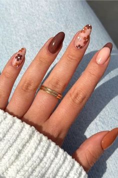 🌼 Step into the perfect fall nail vibe with these brown-toned nails featuring adorable retro floral designs! The mix of rich browns and neutral shades with playful flower accents creates a chic yet fun look. Perfect for autumn nail trends, these almond-shaped nails offer a blend of retro-inspired nail art and modern elegance. Whether you're into boho nails or looking for trendy fall nail ideas 2024, these nails are perfect for embracing a cozy, stylish aesthetic. 🍂💅 Coffee Colour Nails, Coffee Inspired Nails, Brown Floral Nails, Fall Vacation Nails, Brown Nails Design, September Nails, Fall Manicure