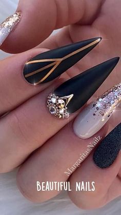 Black Fingernails, Daisy Acrylic Nails, Chic Nail Art, Black Nail Designs, Black Nail, Fresh Look, Grunge Aesthetic, Black Nails, Nail Inspo