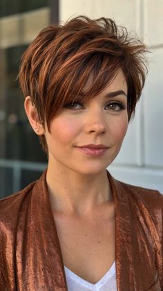 Effortless Pixie Cut with Fall Hair Colors Copper Highlights for a Chic Look 💖 Fall Hair Colors Copper, Highlights On Black Hair, Copper Blonde Hair Color, Highlight Ideas, Shaved Hair Cuts, Short Sassy Haircuts, Dark Brunette Hair, Short Hair Images, Copper Highlights