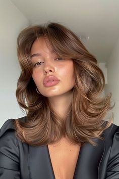 Highlights Brown Hair Shoulder Length, How Do I Know What Hair Color Suits Me, Short Auburn Brown Hair, Blond Hair For Brown Eyes, Hair Color Ideas Brown Eyes, Medium Hair Butterfly Cut, Layered Crop Haircut, Shoulder Length Haircut Thick Hair, Light Brown Hair Without Highlights