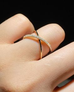 Criss Cross Engagement Ring, Hand Jewelry Rings, Criss Cross Ring, Modern Gold Jewelry, Pretty Jewelry Necklaces, Gold Rings Fashion, Gold Ring Designs, Gold Anniversary, Ladies Diamond Rings