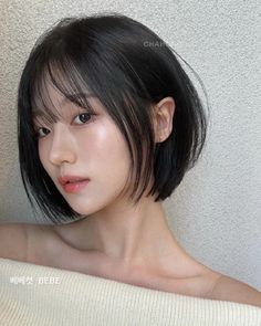 Cute Short Haircuts Asian, Asian Short Hair Long Face, Short Hair Korean Style Bob, Asian Short Hair With Bangs Round Face, Kpop Bob Haircut, Ulzzang Short Hair With Bangs, Side Bangs Short Hair Round Face, Short Bob Korean, Short Hair With Bangs Asian