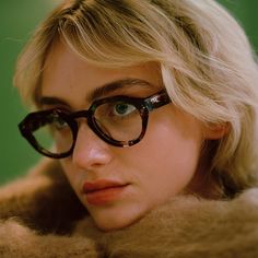 Black Fashion Glasses, Artsy Glasses, Thick Frame Glasses, Thick Glasses, Glasses For Round Faces, Glasses Frames Trendy, Glasses Outfit, Glasses Inspiration, Big Glasses