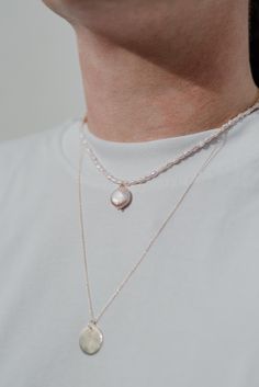 The pearl necklace attracts attention with its large pearl pendant. The pendant can be removed with a snap hook and attached to any other chain. This means you have two necklaces in one: a delicate and minimalist pearl necklace or a statement necklace. Studio NIOvi only uses second-hand pearls. And not without reason: Creating something new from these valuable natural products is the motivation behind NIOvi, because the "extraction" of freshwater pearls is unfortunately anything but animal-frien Handmade Pearl Necklace, Vintage Pearls, Natural Products, Pearl Pendant, Fresh Water, Halloween Shopping, Freshwater Pearls, Pearl Necklace, Statement Necklace