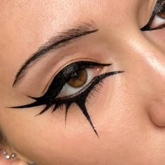 Grafik Eyeliner, Geometric Halloween, Editorial Make-up, Fashion Editorial Makeup, Fantasy Make-up, Eyeliner Tips