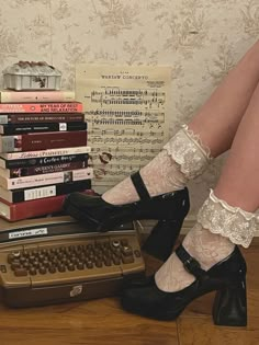 Romantic Coquette, Vinyl Aesthetic, Romantic Academia, Dark Coquette, Estilo Real, Dark Academia Aesthetic, Mary Jane Pumps, Academia Aesthetic