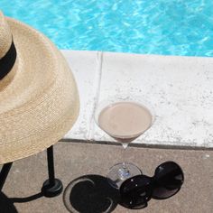 A chilled Cocoa-tini, a sun hat, and sun shades, enjoying a relaxing summer day. The drink is dairy-free and gluten-free, aligning with the Bare Life brand. Hot Chocolate Martini, Chocolate Martini Recipe, Chocolate Vodka, Coconut Hot Chocolate, Martinis Drinks, Chocolate Martini, Martini Recipe