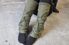 The leg warmers are made of two layers of fabric. The upper layer is of a translucent geometrically patterned lace. The inside of the legwarmers is lined with fleece.The lacing gives the leg warmers a special look and helps them to stay on the spot. Optionally the bell can be worn at the front or at the back of the leg.♦ Size/Measurements ♦One SizeLength: 40 cm / 15,5 inchCalf: 32 - 44 cm / 12,5 - 17,5 inchCircumference lower edge: 32 cm / 12,5 inch♦ Material ♦85 % Cotton, 10 % Polyester, 5 % El Fitted Cotton Leg Warmers For Winter, Casual Green Leg Warmers For Fall, Casual Winter Outdoor Leg Warmers, Casual Winter Leg Warmers For Outdoor, Solid Cotton Leg Warmers For Fall, Green Stretch Leg Warmers Casual Style, Stretch Green Leg Warmers For Fall, Fitted Green Leg Warmers For Fall, Fitted Leg Warmers For Winter Outdoor Use