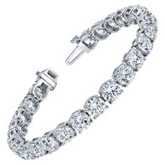 21 Round Brilliant Diamonds set in 18k 4-prong white gold straight line bracelet. 42.77 carat total weight Measures 6.85 inches long Dutch Hat, Bracelets Tennis, Gold Diamond Watches, Diamond Bracelet Design, Diamond Watches, Art Bracelet, Platinum Bracelet, Vintage Tennis, Yellow Diamond Rings