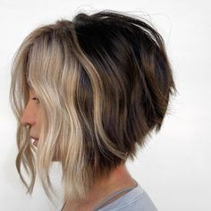 Odwrócony Bob, Short Inverted Bob Haircuts, Short Angled Bobs, Trendy We Fryzurach, Inverted Bob Haircuts, Angled Bob Haircuts, Wedge Hairstyles, Stacked Bob Haircut, Bob Hairstyles For Thick