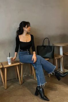 Classic College Outfits, Marianne Normal People Style, Easy Chic Style, Casual Elegance Outfits, 2025 Outfit Trends, Fall Outfit Formulas, Casual Elegant Outfits Winter, How To Dress Feminine Casual, French Girls Aesthetic