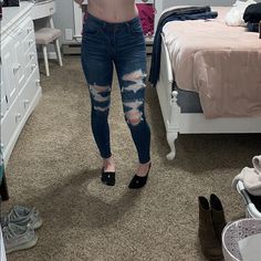 Nwt I’m 5’4 For Reference Send Me An Offer ! Peach Jeans, Iphone Storage, Ripped Denim Pants, Black Mom Jeans, American Eagle Jeggings, Jeans American Eagle, Denim Pants Women, Photo Download, Ripped Denim