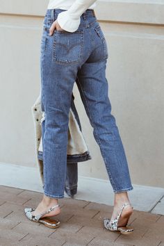 Levi Sherpa Jacket Outfit, Levi Jeans Outfit, Sherpa Jacket Outfit, Levis Wedgie Jeans, Wedgie Jeans, Jeans Girl, Outfit Inspiration Women, Fall Fashion Trends Women, Denim Jacket Outfit