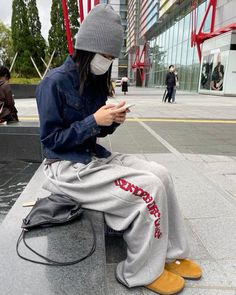 Korea Street Fashion, Tomboy Girls, Beanie Style, Grunge Fashion, Guys And Girls, Comfy Outfits