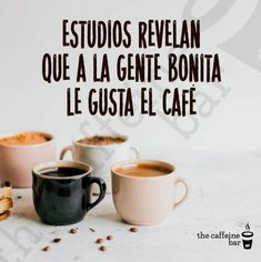 three cups of coffee sitting next to each other with the words estudios revelan que a la gente bonita le gusta el cafe