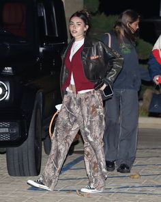 Camo Bag Outfit, Camo Pants Outfit Winter, What To Wear With Camo Pants, Ny Street Style, Camo Pants Outfit, Madison Beer Outfits, Beer Outfit, Camouflage Pants, Army Fashion