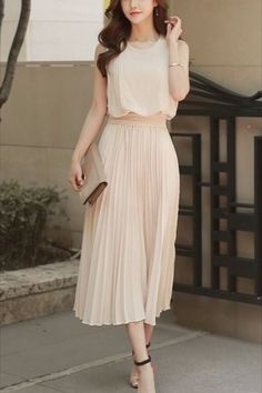 Shop this Nude Pink Sleeveless Long Skirt Wrinkled Bohemian Chiffon Midi Dress from our Midi Dresses collection. Pradize.com | Online Boutique Fashion Store Prom Dresses Yellow, 파티 드레스, Prom Dress Stores, Fashion Gowns, Chiffon Midi Dress, Elegante Casual, Pink Prom Dresses, Midi Dress Casual, Fashion Dresses Casual