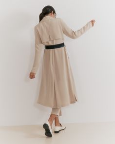 An elevated interpretation of the classic layer, made from light and luxurious Crêpe de Chine Silks with two belt options in silk and lambskin for a versatile piece. White Chestnut, Beauty Organization, Cape Sweater, Color Crush, Wallet Organization, Silhouette Cut, Lambskin Leather, Dresses With Leggings, Summer Looks