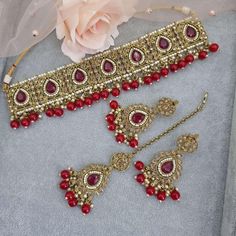 'ANAYA' Red Antique Gold Reverse Polki Diamond Bridal Necklace Set. This choker necklace is a unique blend of bold and classy! Made with fine Diamond Polki on the highest quality brass as the base metal.    This necklace comes with matching earrings and Maang tikka. Pink Choker Necklace, Polki Choker, Red Choker, Indian Choker Necklace, Pink Choker, Bridal Necklace Set, Maang Tikka, Bridal Necklace, Red And Gold