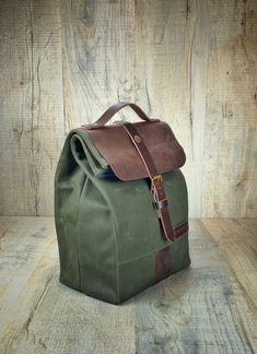 Baltibañas waxed canvas bag with leather flap. This is our Scout lunch bag with a more casual style for all those who like to wear something completely different from the rest, with a more rustic and robust look that will provide a safe storage for your lunch or snack reusing it every day of the week. The Baltibañas lunch bag is a top quality bag with handle, straps and leather details, a bag for all ages perfect for bringing lunch to work, office, university and why not picnic! In Baltibañas we Green Waxed Canvas Bags With Pockets, Khaki Waxed Finish Standard Backpack, Classic Outdoor Bags With Pockets, Green Waxed Canvas Backpack, School Bag With Leather Handles And Waxed Canvas, Functional Green Waxed Canvas Bag, Functional School Bag With Waxed Finish, Green Waxed Finish Backpack, Canvas Lunch Bag