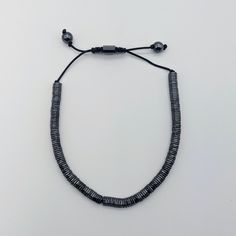 Pulsera de hematita gris de alta gama: se cree que la hematita promueve la estabilidad y la protección.

 Cordón Trenzado Negro

 Diseño contemporáneo sencillo

 Peso: 13,0 gramos

 Tamaño de la cuenta: 4 mm en su punto más ancho

 Nudo de macramé ajustable

 Rango ajustable:

 Talla única

 Se entrega en bolsa de seda de presentación. Disc Bracelet, Silk Bag, Hematite Bracelet, Macrame Knot, Cuff Bangle Bracelet, Black Braids, Cuff Bangles, Ring Bracelet, Earring Necklace