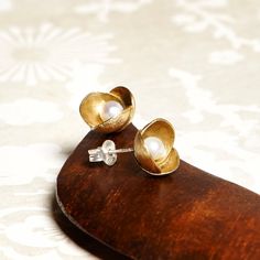 Small bronze stud earrings in the flower shape, decorated with jade, carnelian or freshwater pearl, to wear every day. CHECK OUR PROFILE IF WE HAVE ANY OFFER OR CODE AVAILABLE! https://www.etsy.com/es/shop/AtelierBcnJoiaShop ► We know that this year the world is a little crazy. The online sales have made the normal shipping services collapse, so from the team of Atelier BCN Joia we wanted to make the effort and propose that buying 2 pieces we make you a FREE and extra FAST shipping with a privat Elegant Earrings With Handmade Flowers As Gift, Handmade Flower Bridal Earrings Gift, Bridal Drop Earrings With Flower Charm As Gift, Delicate Bridal Earrings With Flower Shape, Birth Flower Earrings For Wedding, Wedding Flower Earrings With Birth Flower, Gold Flower-shaped Pearl Earrings As Gift, Delicate Flower Pearl Earrings For Gift, Gold Flower Pearl Earrings For Gift