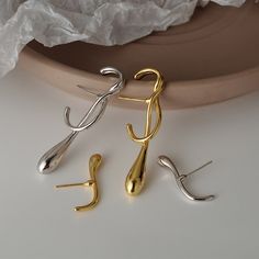 Add a touch of class and sophistication to your look with these unique, asymmetrical earrings.Material: Zinc Alloy. Unique Adjustable Luxury Jewelry, Trendy Jewelry Ideas, Water Drop Earrings, Asymmetrical Earrings, Earrings Inspiration, Sterling Silver Stud Earrings, Trendy Earrings, Faux Pearl Necklace, Silver Stud Earrings