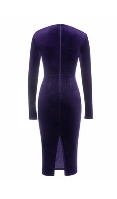 Crafted out of luxurious velvet, this exquisite herringbone tight midi dress will lend your wardrobe a touch of sophistication. The delicate purple hue evokes a sense of exquisiteness, while the contemporary square neckline lends a modern feel. Perfect for both day and evening, this streamlined piece is an essential to make a stylish statement. Gentle Dry Clean OnlyColour may vary due to lighting on images. The product images (without model) are closest to the true colour of the product.Item run Tight Midi Dress, Plus Size Shopping, Plus Size Kleidung, Plus Dresses, Ruched Dress, Corset Dress, Bandage Dress, Product Images, Blouse Dress