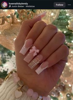 Elsa Nails Acrylic, Winter Nails With Initials, Pink Nail Christmas, Acrylic Nail Designs Winter Simple, Gold And Pink Christmas Nails, Cute Nails Latina, Easy Pink Christmas Nails, Winter Nail Ideas Acrylic Square, Nail Inspo Acrylic Christmas