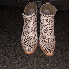 Nice, We’ll Cared For Dixon Ariat Cowhide Boots! Ariat Dixon Boot, Ariat Dixon, Cowhide Boots, Womens Ariat, Ariat Shoes, Shoes Womens, Bootie Boots, Ankle Boots, Women Shoes