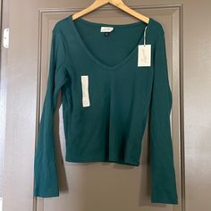 Hunter Green Long Sleeved Ribbed V Neck Tshirt -Size Xl -Nwt Ribbed Cotton V-neck T-shirt, Casual Ribbed V-neck Long Sleeve Top, Green Tops With Ribbed Neckline For Fall, Cotton Ribbed V-neck T-shirt, Basic Top With Ribbed Neckline For Fall, Green V-neck T-shirt For Fall, Ribbed Cotton T-shirt For Fall, Green Ribbed Relaxed Fit Tops, Casual Green Tops With Ribbed Neckline