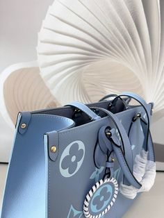 Description L.V OnTheGo MM Monogram Empreinte Summer Blue For By The Pool Collection, Women Handbags, Tote Bags 13.8in/35cm LV M45718 Rep 1:1 Made from a Monogram Empreinte with a subtle color gradient on the embossed Monogram pattern, the emblematic OnTheGo MM tote bag is part of the By The Pool capsule collection. It has two sets of handles, long and short, for hand and shoulder carry, and a spacious interior, which easily fits essentials such as a laptop. A charm gives a playful spirit and hi Onthego Mm, Louis Vuitton Onthego, Mm Monogram, Louis Vuitton Shirt, Color Gradient, Handbags Tote, Bottega Veneta Shoulder Bag, Summer Blue, Evening Clutch Bag