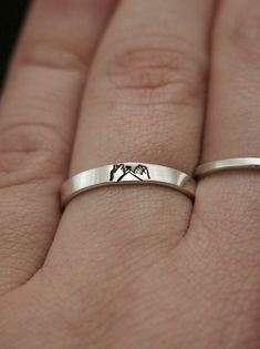 Vous cherchez un cadeau pour votre petit ami, petite amie, sœur, frère ou meilleur ami à distance? Ce porte-clés à distance est le cadeau parfait pour ceux que vous aimez, peu importe la distance. La petite bague d'empilement de jurons roses, pour les couples, les meilleurs amis ou les frères et sœurs vivant séparés, ou même comme cadeau de départ. DÉTAILS: -Chaque bague est estampillée à la main -Bague en argent sterling -3mm d'épaisseur Vous recevrez une bague estampillée à la main remplie d'u Cute Stuff For Couples, Promise Rings Pinky Promise, Promise Rings For Best Friends, Cheap Promise Rings For Her, Cheap Nickel-free Promise Rings, Cute Promise Rings Girlfriends Silver, Pinky Promise Rings For Couples, Best Friend Promise Rings, Cute Promise Rings For Couples