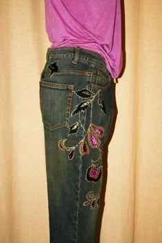 Cute, Women's jeans with floral embroidery made of color beads. Closure with zip and button. 2 front pockets and two back pockets. Practical and always in fashion casual clothing Measure taken flat you need to double Waist: 46 cm. Hips 50 cm. Length 106 cm. Height from waist to crotch 23 cm. 95% cotton - 5% Elastam Size XXL Weight 620 grams without packaging Please check the measurements to ensure a correct fit. Remember to allow yourself a little more room for movement. You can compare them to Bohemian Straight Leg Jeans With Floral Embroidery, Beaded Jeans, Pants Cute, Jean Vintage, Shein Outfits, Color Beads, Real Vintage, Embroidered Clothes, Embroidered Jeans