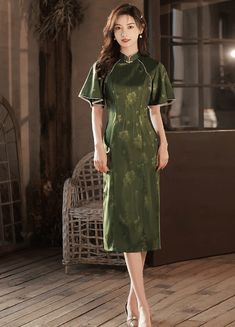 Chinese Qipao costume Green Elegant Cheongsam With Stand Collar, Elegant Green Cheongsam With Stand Collar, Spring Green Cheongsam With Stand Collar, Green Stand Collar Cheongsam For Spring, Green Dresses For Tea Ceremony, Summer Green Cheongsam, Qipao Dress Modern Chinese Style, Cheongsam Modern Dress, Modern Qipao Wedding