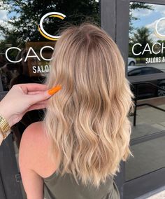 Balayage On Short Hair Blonde, Honey Blonde Summer Hair, Blonde Hair Inspo Shadow Root, Hair Color Ideas For Natural Blondes, Honey Blonde Hair Shadow Root, Shortish Blonde Hair, Mid Length Blonde Highlights, Cool Dark Blonde Balayage, Grown Out Highlights To Balayage