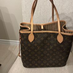 Never Used This Bag No Scratches Or Stains. Lui Viton, Neverfull Louis Vuitton, Lv Neverfull Mm, Lv Neverfull, Mm Monogram, Louis Vuitton Tote, Neverfull Mm Monogram, Handbag Essentials, Louis Vuitton Totes