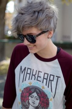 Volg+de+laatste+trend,+korte+kapsels+met+zilveren+en+witte+tinten Dark Grey Hair Color, Dark Grey Hair, Curly Pixie Hairstyles, Short Curly Pixie, Grey Hair Color, Short Pixie Cut