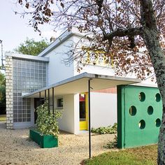 the house is made out of two different colored blocks