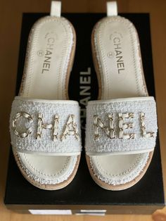 Authentic Chanel 21C White Tweed Chain Logo Mules Sandals Slides EU 37,5 US 7,5 most wanted tweed mules from Chanel resort 2021 collection, beautiful and eye-catching, must have addition to your spring/summer wardrobe Condition: excellent Comes with: box, dustbag worldwide shipping Chanel Tweed Sandals, Chanel Summer Shoes, White Designer Sandals, Chanel Mules Slides, Chanel Slides Sandals, Chanel Summer Bag, White Chanel Sandals, Designer Summer Shoes, Chanel White Sandals