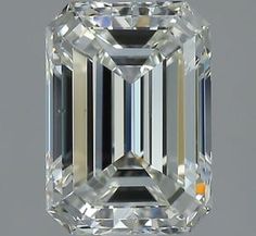 an emerald cut diamond is shown in this close up shot, with the center stone visible