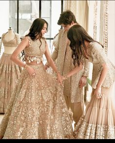 Abhinav Mishra, Mirror Work Dress, Indian Bridesmaid Dresses, Indian Wedding Gowns, Sangeet Outfit, Simple Lehenga, Mehendi Outfits, Lehenga Designs Simple