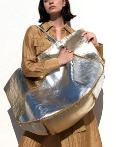 Oversized Leather Bag, Silver Bag Outfit, 2025 Wardrobe, Big Tote Bags, Silver Bag, Oversized Clutch, Womens Designer Bags, Silver Bags, Oversized Tote Bag