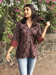 Jeans Top Design, Short Kurtis For Jeans, Kurta Designs Women Casual, Short Kurti Designs, Cotton Short Tops, Cotton Tops Designs, Short Kurti, Designer Kurti Patterns