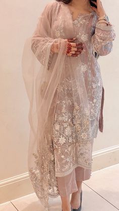 Pakistani Outfit Ideas, Naruto Fashion, Desi Dress, Pakistani Fancy Dresses, Pakistani Dresses Casual, Pakistani Fashion Party Wear, Beautiful Pakistani Dresses, Outfits Dress, Indian Dresses Traditional