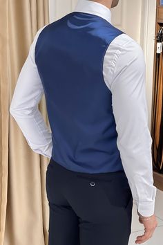 Presentamos el traje slim fit azul marino: un símbolo de sofisticación


Color:Azul marino

Patrón:Automodelado

Ajuste:Slim Fit

Cierre:Botón único

Bolsillos:Bolsillo de solapa

Slits:Doble hendidura

Collar:Collar puntiagudo

Forro:Totalmente forrado

Material:80% Lana, 20% Poliéster

  Características:  


Diseñado para la comodidad y el estilo:Este traje está hecho de una mezcla premium de lana y poliéster, garantizando comodidad y durabilidad.

Diseño elegante:Este traje cuenta con un cierre de un solo botón y un collar de punta afilada, ofreciendo un toque moderno en un diseño clásico.

Conjunto completo:Viene con una chaqueta, chaleco y pantalones, asegurando un aspecto cohesivo y pulido.

Detalles del producto:


Instrucciones de cuidado:Limpiar en seco solamente

Información mode Classic V-neck Suits For Semi-formal Occasions, Classic V-neck Semi-formal Suits, Slim Fit Blue Suits For Workwear, Slim Fit Blue Suit For Work, Blue Fitted Suit For Work, Tailored Blue Suits For Office Wear, Blue Single Breasted Suits For Office Wear, Blue Slim Fit Suit For Office Wear, Blue Slim Fit Suit For Office